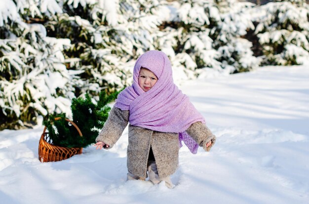 Klein meisje plezier op winterdag op de grote sneeuw. Outdoor plezier voor familie kerstvakantie. Winteractiviteiten voor kinderen. Schattige peuter geniet van een dagje uit in het winterbos