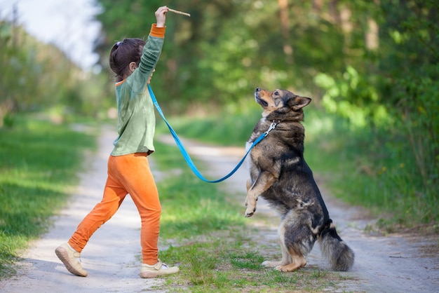 Klein meisje schoolhond buiten