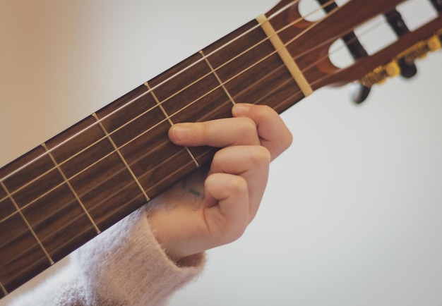 Klein meisje speelt gitaar