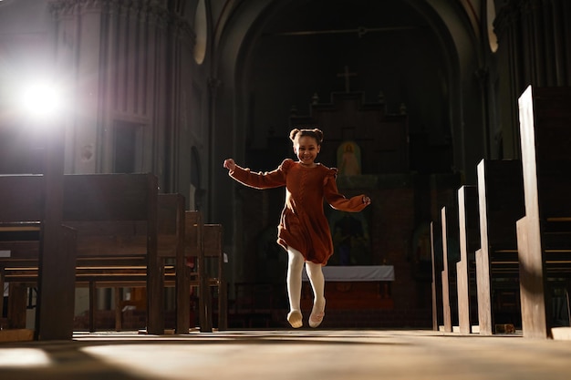 Klein meisje speelt in de oude kerk