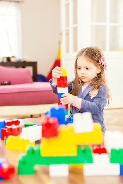 Klein meisje spelen in de kamer