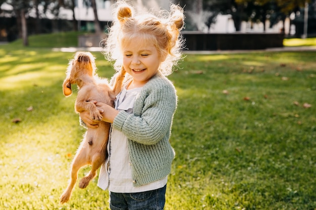 Klein meisje spelen met een puppy buiten