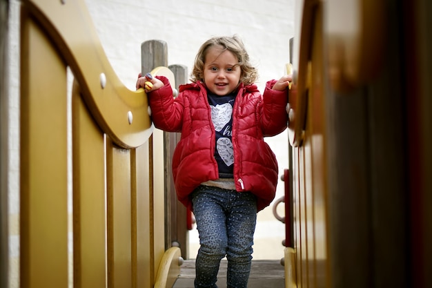 Klein meisje spelen op de speelplaats