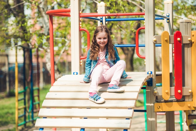 Klein meisje spelen op een speelplaats ladder