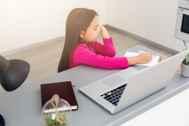 klein meisje studeert met computer