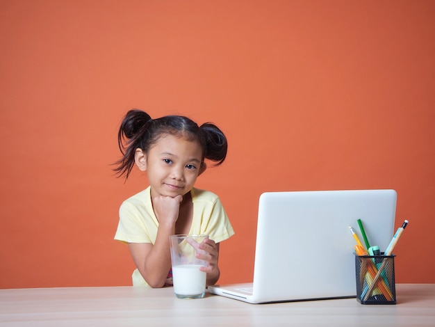 Klein meisje studeert met laptop