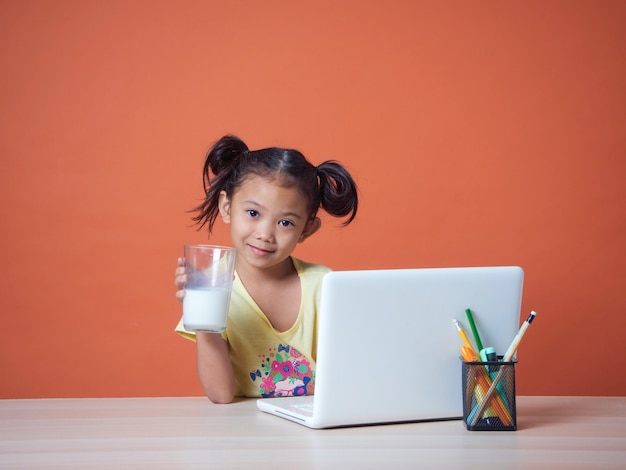 Klein meisje studeert met laptop