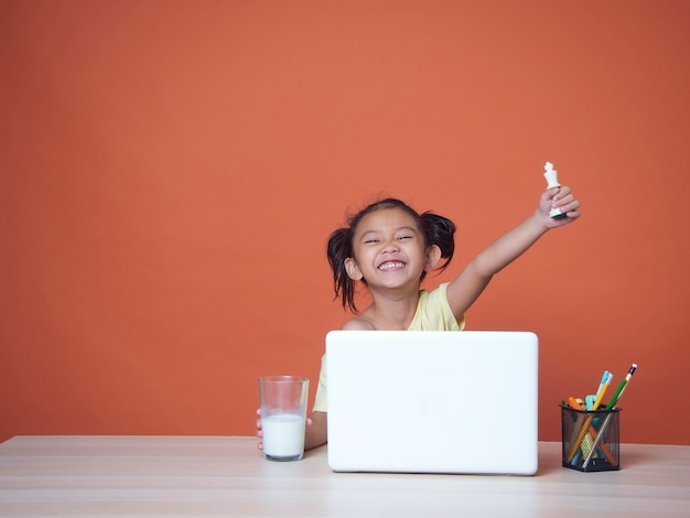 Klein meisje studeert met laptop