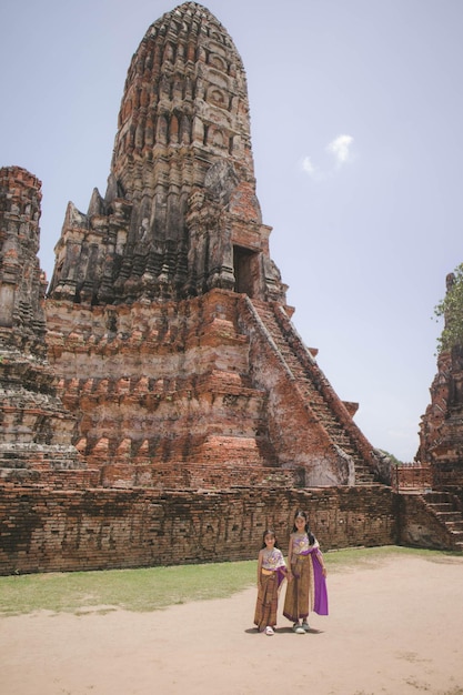 klein meisje Thaise traditionele jurk met oude ruïne