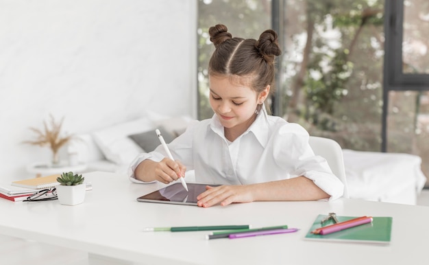 Foto klein meisje thuis studeren