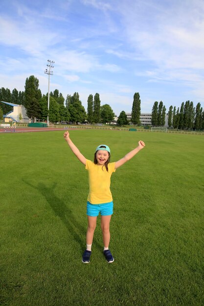 Klein meisje veel plezier in het stadion