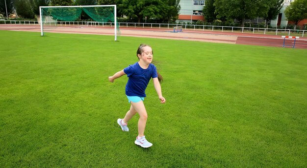 Klein meisje veel plezier in het stadion