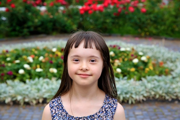 Klein meisje veel plezier in het stadspark