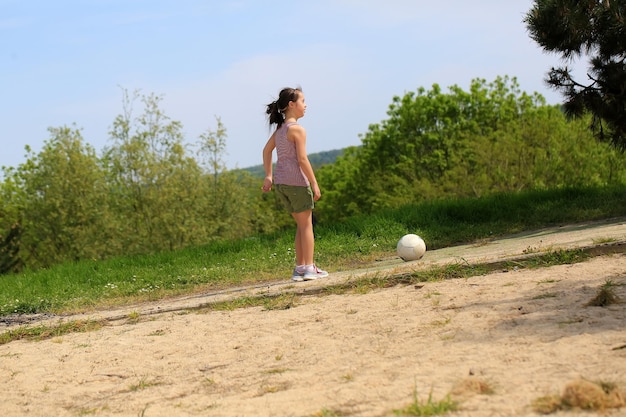 Klein meisje veel plezier met een bal