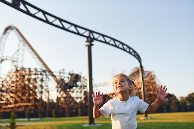 Klein meisje veel plezier overdag in het kinderpretpark