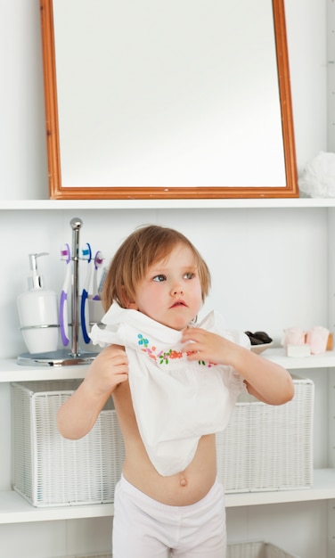 Klein meisje veranderende kleding