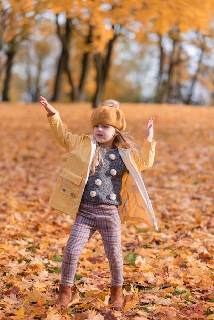 Klein meisje wandelen in het park met blad herfst natuurtuin