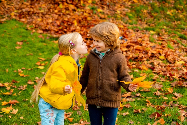 Klein meisje zoenen mooie kleine jongen buiten kinderen jeugd levensstijl concept