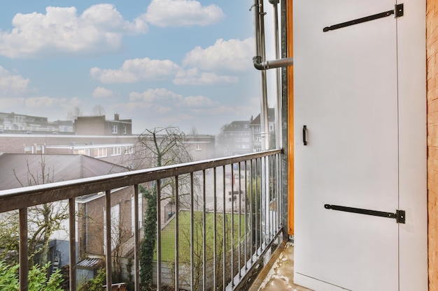 Klein modern balkon met witte deur