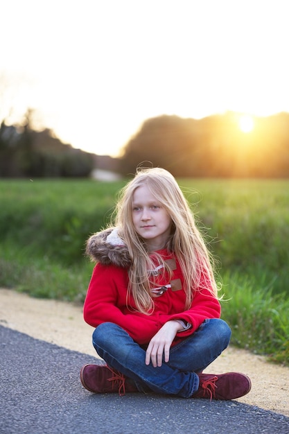 Klein mooi meisje blond buitenshuis