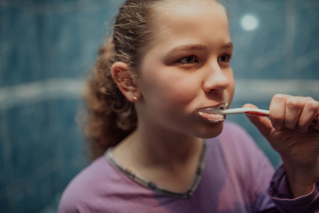 Klein mooi meisje tanden poetsen gezond concept