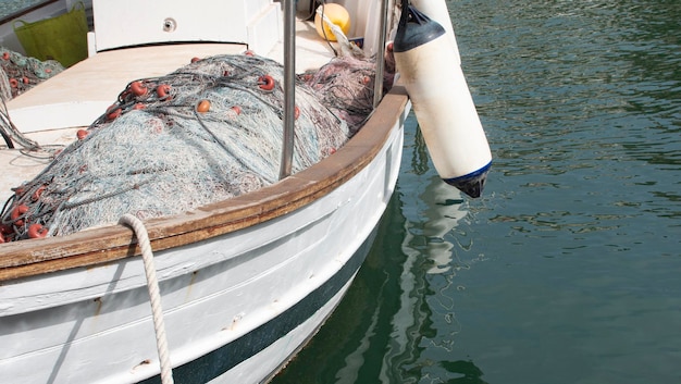 Klein oud schip afgemeerd in de haven