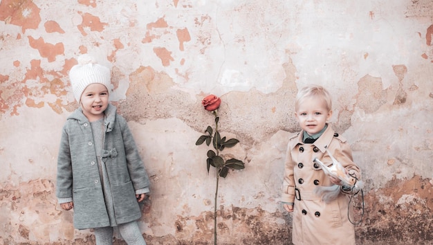 Klein paar Jongen en meisje verlegen op date Klein meisje en jongen samen Liefde vriendschap concept Valentin