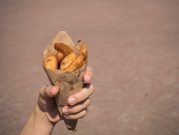 Klein pakje frietjes, snelle snack op straat.