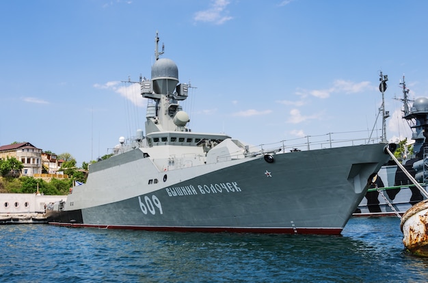 klein raketschip Vyshny Volochek voor anker in de baai van Sebastopol