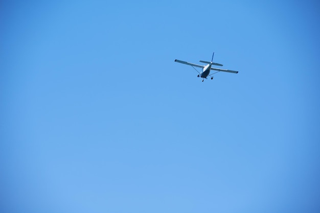 klein retro vliegtuigje, heldere blauwe lucht op de achtergrond