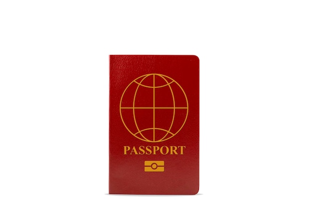 Klein rood paspoort dat op witte achtergrond wordt geïsoleerd