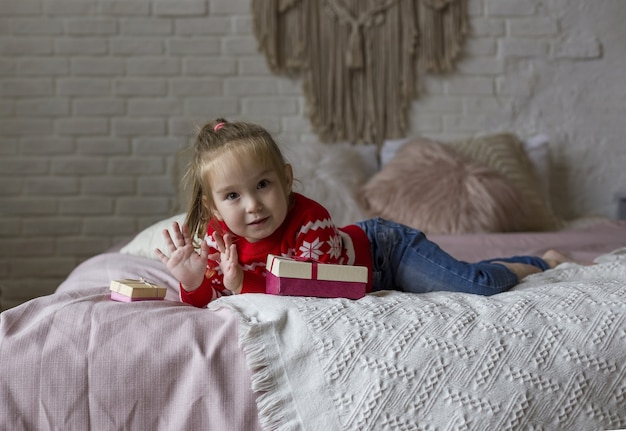 Klein schattig meisje in een rode kerst