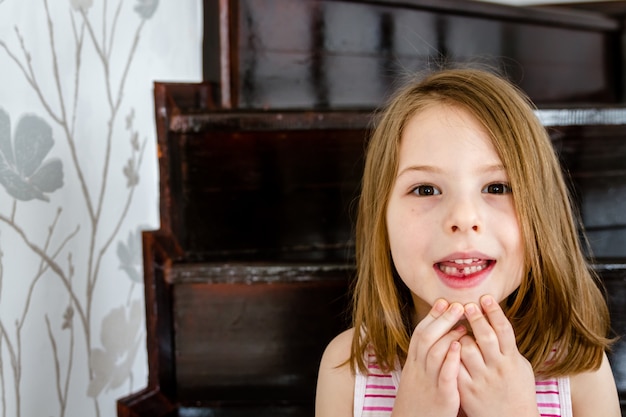 Klein schattig meisje met eerste verloren melktand