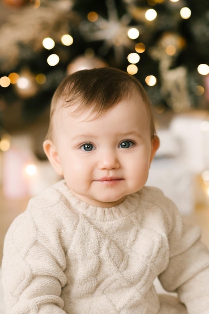 Klein schattig meisje onder de kerstboom Prettige feestdagen Gelukkig nieuwjaar Kersttijd