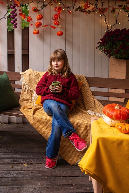 klein schattig meisje op straat in herfstkinderportret