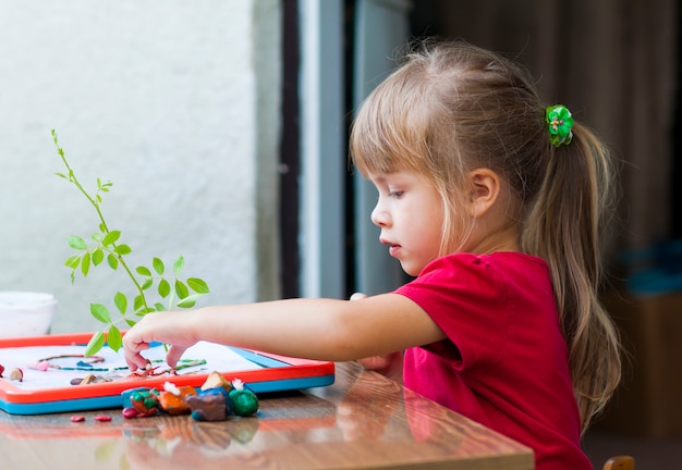 Klein schattig meisje tafel spelen buiten spelen