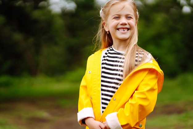 Klein schattig meisje zeepbellen buiten blazen in zomer park Gelukkig kindertijd concept