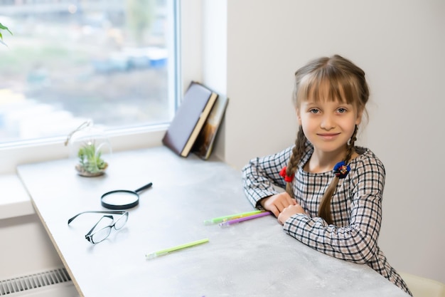 Klein schoolmeisje dat huiswerk maakt