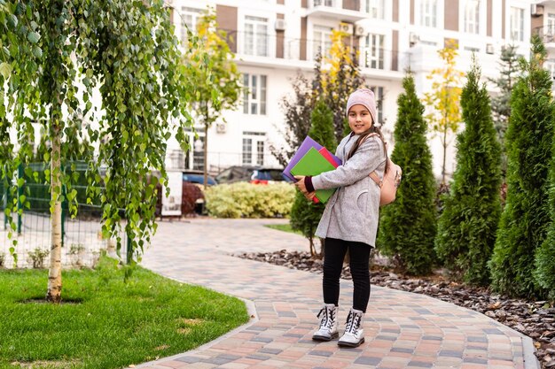 klein schoolmeisje in de herfst.