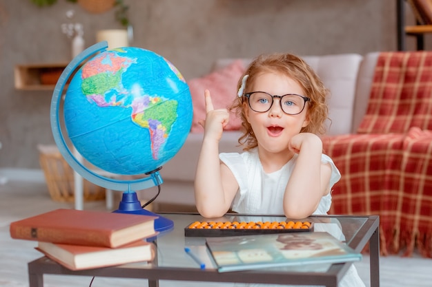 Klein schoolmeisje met bril is thuis verloofd