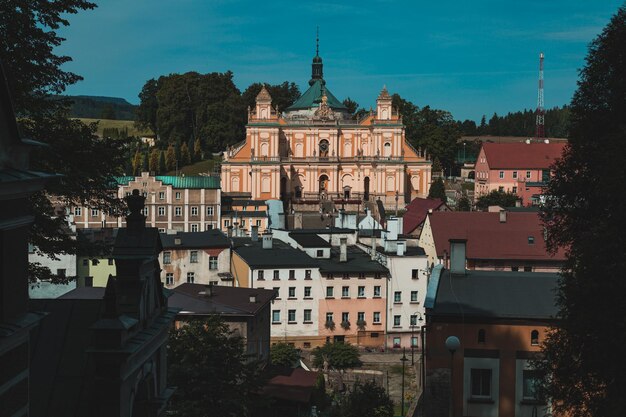 Klein stadje in de bergen met een tempel