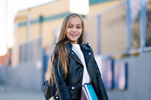 Foto klein studentenmeisje op weg naar school