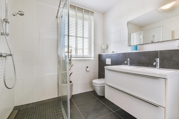 Klein toilet in modern appartement