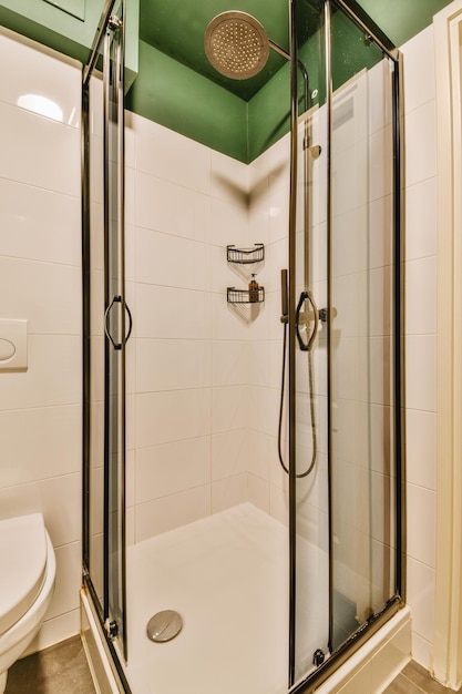 Klein toilet in modern appartement