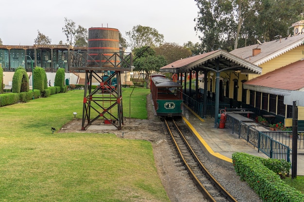 Klein treinstation in een park