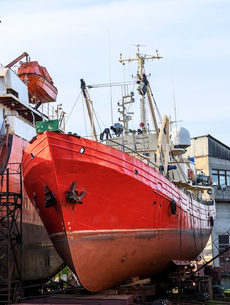 Klein vaartuig aan de wal op scheepsreparatiewerf