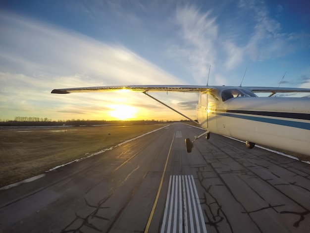 Klein vliegtuig dat opstijgt vanaf de startbaan op een luchthaven