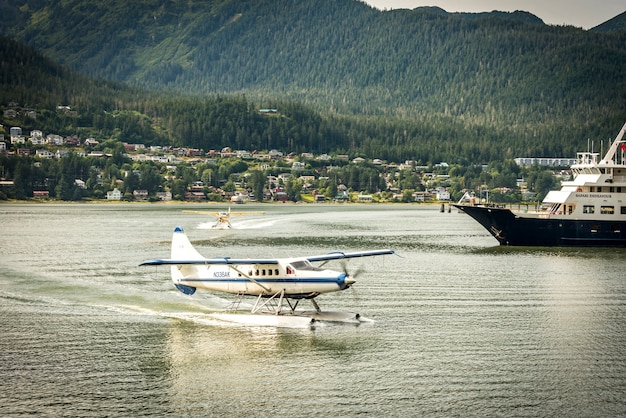 klein vliegtuig en cruiseschip in Alaska