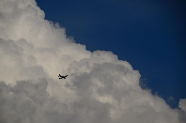 Klein vliegtuig en wolken