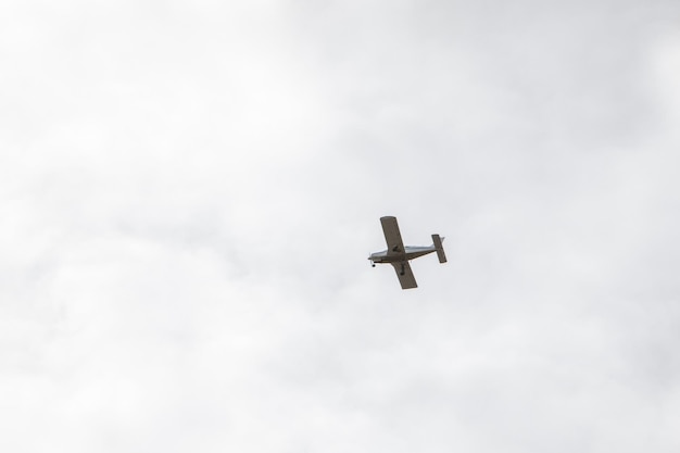 Klein vliegtuig in de lucht